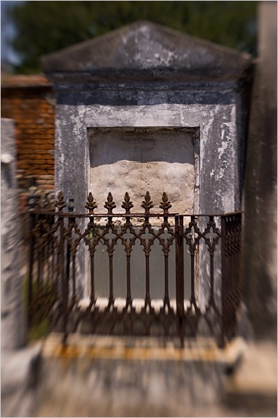 tomb_with_gate.jpg