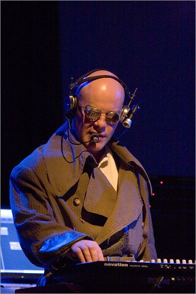 Thomas_Dolby_4-15-06_9105.jpg