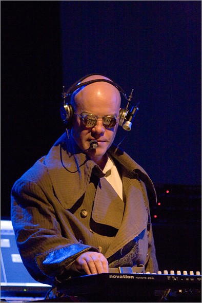 Thomas_Dolby_4-15-06_9106.jpg