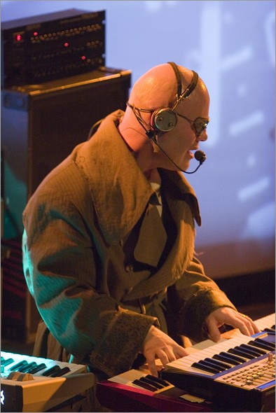 Thomas_Dolby_4-15-06_9151.jpg