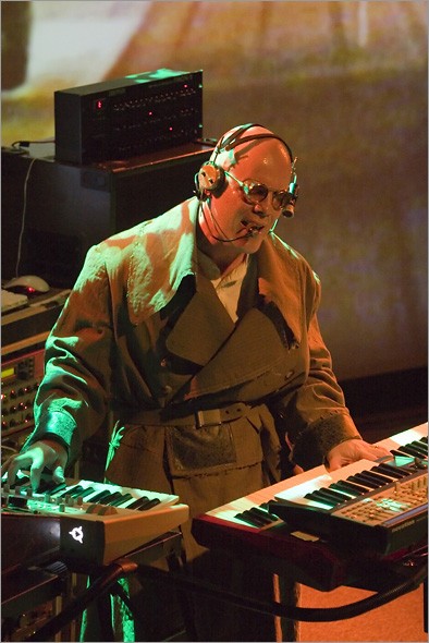 Thomas_Dolby_4-15-06_9171.jpg