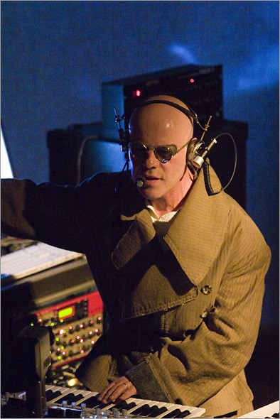Thomas_Dolby_4-15-06_9192.jpg
